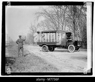 Les tests des nouveaux camions blindés du ministère des Postes à Fort Meyer aujourd'hui. Les fenêtres et le vent les protections sont de verre à l'épreuve des balles. Cette photo snaped (sic) au moment de l'impact, le npcc LOC.05468 Banque D'Images