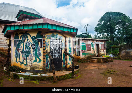 Petites maisons colorées à Foumban, Cameroun, Afrique Banque D'Images