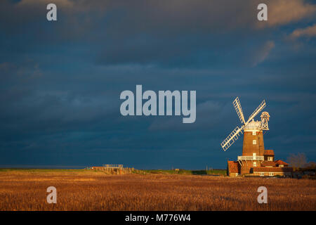 Les nuages se déplacent au cours des roselières vers Claj Moulin à Claj suivant la mer, Norfolk, Angleterre, Royaume-Uni, Europe Banque D'Images