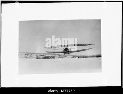 Le Silver Dart, l'un de l'Aerial Experiment Association au début de l'avion, en vol au dessus de la glace du lac Bras d'Or sur l'île du Cap-Breton RCAC00650256 Banque D'Images