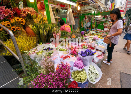 Boutique de fleurs colorées au milieu des niveaux, l'île de Hong Kong, Hong Kong, Chine, Asie Banque D'Images