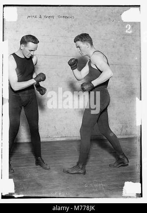 Cette photographie capture Tommy et Mike Gibbons, deux figures bien connues dans le domaine de la boxe. L'image souligne leur rôle dans l'histoire du sport et leur contribution au monde de la boxe. Banque D'Images