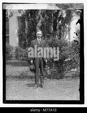 Photographie d'un homme non identifié debout, offrant un instantané d'un individu inconnu dans une pose neutre, soulignant la simplicité du portrait. Banque D'Images