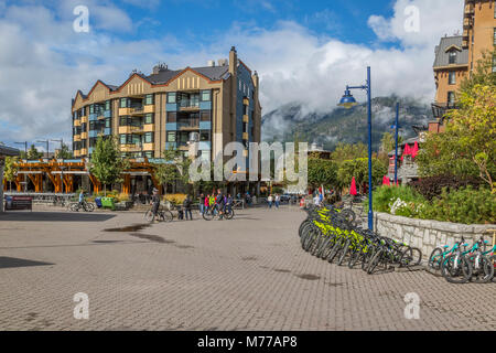 Magasins de cycles et en alignant les skieurs Plaza, le village de Whistler, British Columbia, Canada, Amérique du Nord Banque D'Images