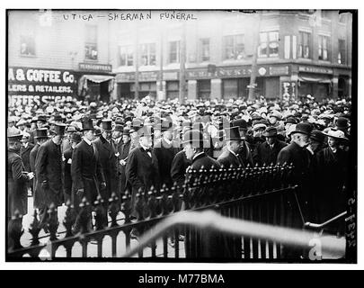 Une scène sombre représentant les funérailles d'une figure éminente à Utica, avec les participants et la procession capturés dans un moment de deuil respectueux. Banque D'Images