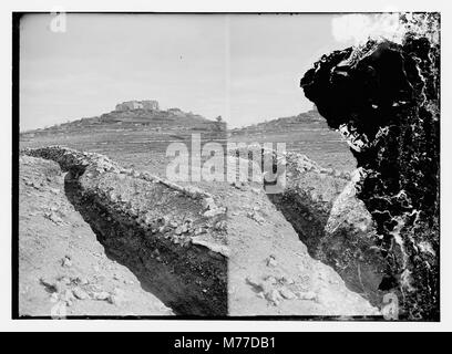 Une image historique de Neby Samuel (Mizpah) des tranchées britanniques pendant la guerre, offrant une vue du paysage environnant et du positionnement militaire. Banque D'Images