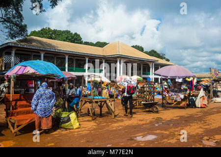 En face du marché de la mosquée de Foumban, Cameroun, Afrique Banque D'Images