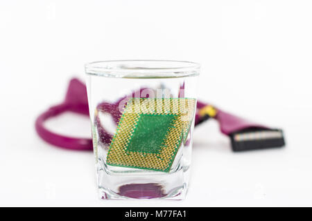 Cyber technologie concept électronique. ram cpu ordinateur tomber dans l'eau sur fond blanc. Le refroidissement du processeur avec de l'eau Banque D'Images