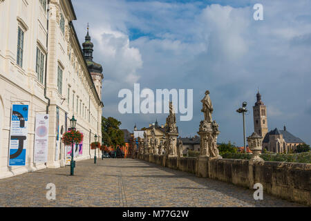 Doublure de statues de Sainte Barbara Street, UNESCO World Heritage Site, Kutna Hora, République Tchèque, République Tchèque, Europe Banque D'Images