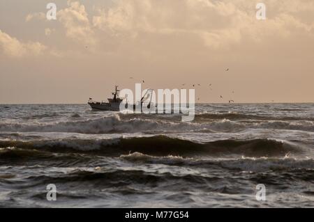 Bateau de pêche à l'horizon Banque D'Images