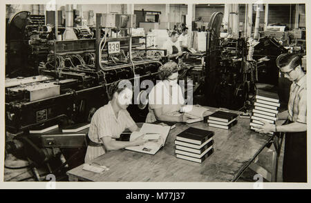 Une représentation du processus de fabrication du livre, en se concentrant sur l'étape de reliure, mettant en évidence le savoir-faire impliqué dans la création de livres à couverture rigide. Banque D'Images