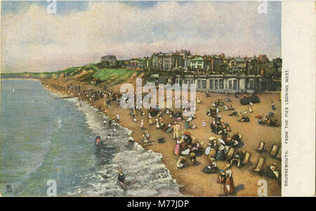 Une vue panoramique de Bournemouth, en Angleterre, capturée depuis la jetée regardant vers l'ouest. Cette image montre le paysage côtier et le charme balnéaire de la ville, populaire pour ses stations balnéaires de l'époque victorienne. Banque D'Images