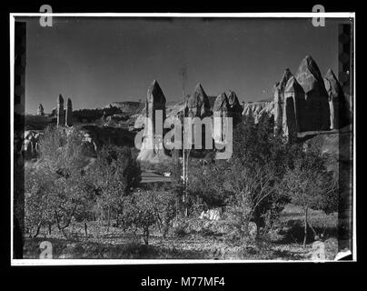 Cette image présente le paysage unique de la Cappadoce, en Turquie, connue pour ses formations rocheuses surréalistes, ses cheminées de fées et ses anciennes grottes qui attirent touristes et historiens. Banque D'Images