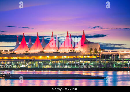 La Place du Canada, au coucher du soleil sur le front de l'Inlet Burrard, Vancouver, British Columbia, Canada, Amérique du Nord Banque D'Images