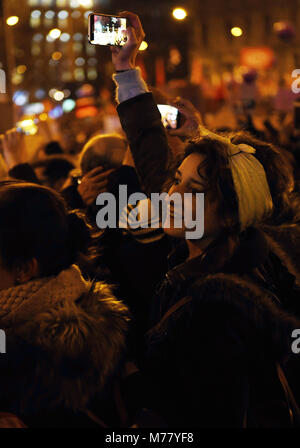 Madrid, Espagne. Mar 8, 2018. Une jeune fille participe à la manifestation de la Journée internationale des femmes à Madrid, Espagne, le 8 mars 2018. La féministe la grève pour la défense des droits des femmes tant dans les lieux de travail et de la société a eu lieu en Espagne le jeudi pour coïncider avec la Journée internationale de la femme. Credit : Guo Qiuda/Xinhua/Alamy Live News Banque D'Images