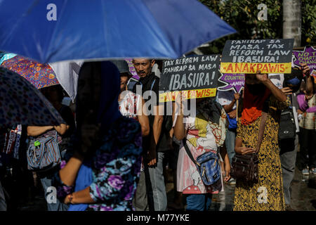 Manille, Philippines. Mar 8, 2018. Les femmes activistes philippins tenir des pancartes que divers groupes militants tenir un rassemblement marquant la Journée internationale des femmes à Manille, Philippines, jeudi. Les groupes ont protesté contre les questions économiques et politiques et des droits de l'homme. Credit : Basilio H. Sepe/ZUMA/ZUMAPRESS.com/Alamy fil Live News Banque D'Images