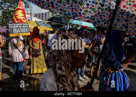 Manille, Philippines. Mar 8, 2018. Les femmes activistes philippins tenir des pancartes que divers groupes militants tenir un rassemblement marquant la Journée internationale des femmes à Manille, Philippines, jeudi. Les groupes ont protesté contre les questions économiques et politiques et des droits de l'homme. Credit : Basilio H. Sepe/ZUMA/ZUMAPRESS.com/Alamy fil Live News Banque D'Images