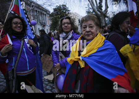 Madrid, Espagne. Mar 8, 2018. Les participants âgés vu à la manifestation.Des milliers de personnes ont manifesté aujourd'hui à travers les rues de Madrid et dans le monde ce 8 mars Journée des femmes pour l'égalité des chances, des salaires plus justes pour les femmes, la justice sociale, des centaines de partis politiques et les groupes féministes ont défilé ensemble, en chantant des slogans en faveur de la liberté entre les hommes et les femmes. Crédit : Mario Roldan SOPA/Images/ZUMA/Alamy Fil Live News Banque D'Images