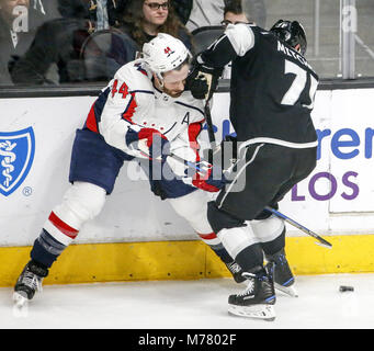 Los Angeles, Californie, USA. Mar 8, 2018. Les Capitals de Washington" le défenseur Brooks Orpik (44) le dispute à l'avant des Kings de Los Angeles, Torrey Mitchell (71) 2017-2018 au cours d'un match de hockey à Los Angeles, le 8 mars 2018. Les rois a gagné 3-1. Ringo : crédit Chiu/ZUMA/Alamy Fil Live News Banque D'Images