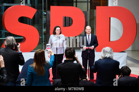 09 mars 2018, Allemagne, Berlin : Andrea Nahles chef de faction du Parti Social-démocrate (SPD) et de l'Olaf Scholz, maire de Hambourg et président intérimaire de la SPD, annoncer leurs ministres du parti pour la grande coalition. Photo : Gregor Fischer/dpa Banque D'Images