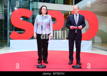 09 mars 2018, Allemagne, Berlin : Olaf Scholz, maire de Hambourg et président intérimaire du Parti Social-démocrate (SPD), et Andrea Nahles, chef de faction de la SPD, annoncer leurs ministres du parti pour la grande coalition. Photo : Michael Kappeler/dpa Banque D'Images