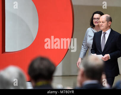 09 mars 2018, Allemagne, Berlin : Andrea Nahles chef de faction du Parti Social-démocrate (SPD) et de l'Olaf Scholz, maire de Hambourg et président intérimaire de la SPD, annoncer leurs ministres du parti pour la grande coalition. Photo : Gregor Fischer/dpa Banque D'Images