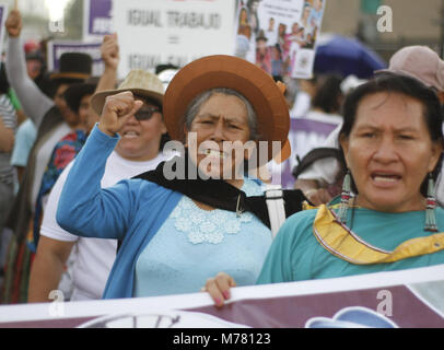 08 mars 2018, au Mexique, Mexico City : Les femmes mars lors d'une manifestation sur la Journée internationale de la femme. Photo : Antonio Rodriguez/dpa Banque D'Images