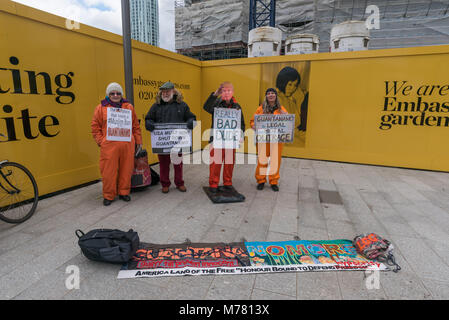 Londres, Royaume-Uni. 8 mars 2018. La campagne de Guantanamo Londres a tenu la première de leurs manifestations devant l'ambassade des Etats-Unis appelant à la prison américaine de camp soit fermé et les 41 autres prisonniers à être libérés. Ils ont tenu des manifestations devant l'ambassade des États-Unis, Grosvenor Square tous les mois depuis 2007. Ils disent qu'avec le Président'Atout plans à conserver Guantanamo ouvert et peut-être envoyer plus de gens là il est important de continuer à se tenir contre cette honteuse injustice. Crédit : Peter Marshall/Alamy Live News Banque D'Images