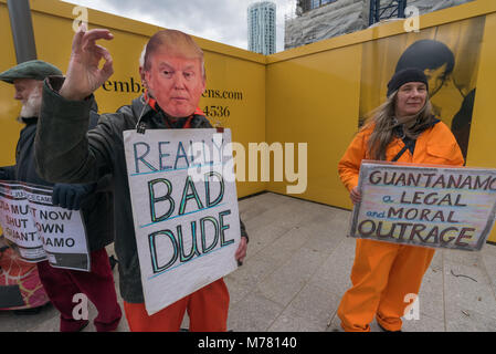 Londres, Royaume-Uni. 8 mars 2018. La campagne de Guantanamo Londres a tenu la première de leurs manifestations devant l'ambassade des Etats-Unis appelant à la prison américaine de camp soit fermé et les 41 autres prisonniers à être libérés. Ils ont tenu des manifestations devant l'ambassade des États-Unis, Grosvenor Square tous les mois depuis 2007. Ils disent qu'avec le Président'Atout plans à conserver Guantanamo ouvert et peut-être envoyer plus de gens là il est important de continuer à se tenir contre cette honteuse injustice. Crédit : Peter Marshall/Alamy Live News Banque D'Images