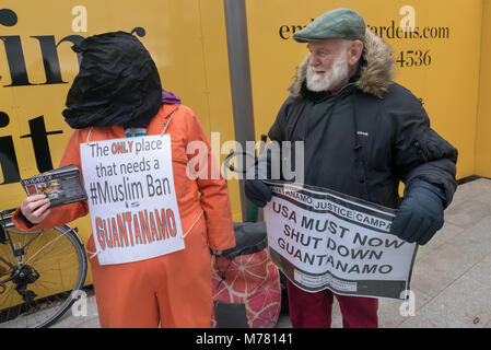 Londres, Royaume-Uni. 8 mars 2018. La campagne de Guantanamo Londres a tenu la première de leurs manifestations devant l'ambassade des Etats-Unis appelant à la prison américaine de camp soit fermé et les 41 autres prisonniers à être libérés. Ils ont tenu des manifestations devant l'ambassade des États-Unis, Grosvenor Square tous les mois depuis 2007. Ils disent qu'avec le Président'Atout plans à conserver Guantanamo ouvert et peut-être envoyer plus de gens là il est important de continuer à se tenir contre cette honteuse injustice. Crédit : Peter Marshall/Alamy Live News Banque D'Images