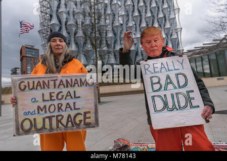 Londres, Royaume-Uni. 8 mars 2018. La campagne de Guantanamo Londres a tenu la première de leurs manifestations devant l'ambassade des Etats-Unis appelant à la prison américaine de camp soit fermé et les 41 autres prisonniers à être libérés. Ils ont tenu des manifestations devant l'ambassade des États-Unis, Grosvenor Square tous les mois depuis 2007. Ils disent qu'avec le Président'Atout plans à conserver Guantanamo ouvert et peut-être envoyer plus de gens là il est important de continuer à se tenir contre cette honteuse injustice. Crédit : Peter Marshall/Alamy Live News Banque D'Images