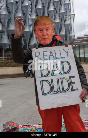 Londres, Royaume-Uni. 8 mars 2018. La campagne de Guantanamo Londres a tenu la première de leurs manifestations devant l'ambassade des Etats-Unis appelant à la prison américaine de camp soit fermé et les 41 autres prisonniers à être libérés. Ils ont tenu des manifestations devant l'ambassade des États-Unis, Grosvenor Square tous les mois depuis 2007. Ils disent qu'avec le Président'Atout plans à conserver Guantanamo ouvert et peut-être envoyer plus de gens là il est important de continuer à se tenir contre cette honteuse injustice. Crédit : Peter Marshall/Alamy Live News Banque D'Images