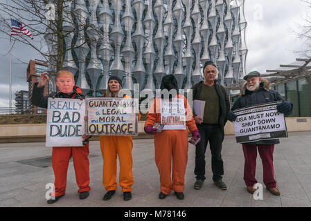 Londres, Royaume-Uni. 8 mars 2018. La campagne de Guantanamo Londres a tenu la première de leurs manifestations devant l'ambassade des Etats-Unis appelant à la prison américaine de camp soit fermé et les 41 autres prisonniers à être libérés. Ils ont tenu des manifestations devant l'ambassade des États-Unis, Grosvenor Square tous les mois depuis 2007. Ils disent qu'avec le Président'Atout plans à conserver Guantanamo ouvert et peut-être envoyer plus de gens là il est important de continuer à se tenir contre cette honteuse injustice. Crédit : Peter Marshall/Alamy Live News Banque D'Images