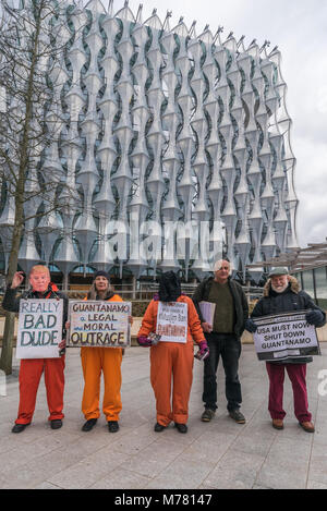 Londres, Royaume-Uni. 8 mars 2018. La campagne de Guantanamo Londres a tenu la première de leurs manifestations devant l'ambassade des Etats-Unis appelant à la prison américaine de camp soit fermé et les 41 autres prisonniers à être libérés. Ils ont tenu des manifestations devant l'ambassade des États-Unis, Grosvenor Square tous les mois depuis 2007. Ils disent qu'avec le Président'Atout plans à conserver Guantanamo ouvert et peut-être envoyer plus de gens là il est important de continuer à se tenir contre cette honteuse injustice. Crédit : Peter Marshall/Alamy Live News Banque D'Images