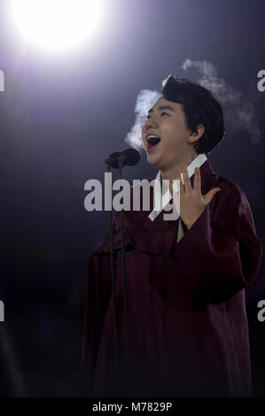 Pyeongchang, Corée du Sud. Mar 9, 2018. Un chanteur effectue au cours de la cérémonie d'ouverture des Jeux paralympiques d'hiver de Pyeongchang 2018 au Stade olympique de PyeongChang, PyeongChang, Corée du Sud, le 9 mars 2018. Credit : Xia Yifang/Xinhua/Alamy Live News Banque D'Images