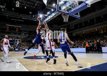 8 mars, 2018 - Moscou, dans la région de Moscou, Russie - Anthony Gill, # 13 de Khimki Moscou durs au panier contre Milan Armani defender # 24 Amath M'Baye au cours de la Turkish Airlines Euroleague 2017-2018 Saison régulière 25 Ronde match entre Khimki Moscou et AX Armani Exchange Olimpia Milan. AX Armani Exchange Olimpia Milan a gagné 77-86 sur la route plus de Khimki Moscow Region à l'arène 1,89. (Crédit Image : © Nicolas Muller/SOPA des images à l'aide de Zuma sur le fil) Banque D'Images