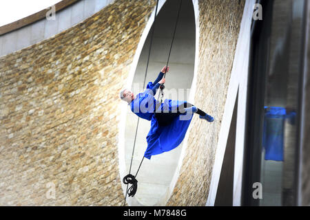 Oxford, UK. Mar 9, 2018. Dancin' Oxford gravité et légèreté de l'échelle d'Oxford façade de neuf Centre Commercial Westgate dans un petit aperçu de leurs performances pour Dancin'Oxford ce weekend. ( 10 mars 2018 au 11 mars 2018. Samedi 12h10, 13h30, 3h00 Dimanche 12h30, 2h00) Richard Cave 09.03.18 Crédit : TCC/Alamy Live News Banque D'Images