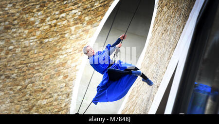 Oxford, UK. Mar 9, 2018. Dancin' Oxford gravité et légèreté de l'échelle d'Oxford façade de neuf Centre Commercial Westgate dans un petit aperçu de leurs performances pour Dancin'Oxford ce weekend. ( 10 mars 2018 au 11 mars 2018. Samedi 12h10, 13h30, 3h00 Dimanche 12h30, 2h00) Richard Cave 09.03.18 Crédit : TCC/Alamy Live News Banque D'Images