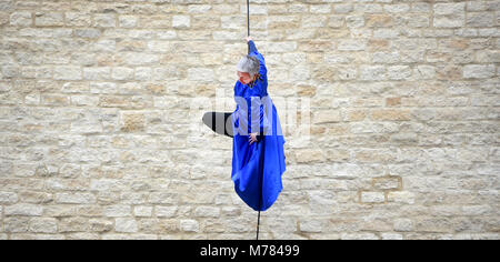 Oxford, UK. Mar 9, 2018. Dancin' Oxford gravité et légèreté de l'échelle d'Oxford façade de neuf Centre Commercial Westgate dans un petit aperçu de leurs performances pour Dancin'Oxford ce weekend. ( 10 mars 2018 au 11 mars 2018. Samedi 12h10, 13h30, 3h00 Dimanche 12h30, 2h00) Richard Cave 09.03.18 Crédit : TCC/Alamy Live News Banque D'Images