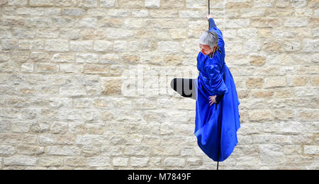 Oxford, UK. Mar 9, 2018. Dancin' Oxford gravité et légèreté de l'échelle d'Oxford façade de neuf Centre Commercial Westgate dans un petit aperçu de leurs performances pour Dancin'Oxford ce weekend. ( 10 mars 2018 au 11 mars 2018. Samedi 12h10, 13h30, 3h00 Dimanche 12h30, 2h00) Richard Cave 09.03.18 Crédit : TCC/Alamy Live News Banque D'Images