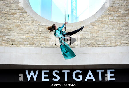 Oxford, UK. Mar 9, 2018. Dancin' Oxford gravité et légèreté de l'échelle d'Oxford façade de neuf Centre Commercial Westgate dans un petit aperçu de leurs performances pour Dancin'Oxford ce weekend. ( 10 mars 2018 au 11 mars 2018. Samedi 12h10, 13h30, 3h00 Dimanche 12h30, 2h00) Richard Cave 09.03.18 Crédit : TCC/Alamy Live News Banque D'Images