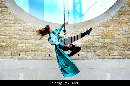 Oxford, UK. Mar 9, 2018. Dancin' Oxford gravité et légèreté de l'échelle d'Oxford façade de neuf Centre Commercial Westgate dans un petit aperçu de leurs performances pour Dancin'Oxford ce weekend. ( 10 mars 2018 au 11 mars 2018. Samedi 12h10, 13h30, 3h00 Dimanche 12h30, 2h00) Richard Cave 09.03.18 Crédit : TCC/Alamy Live News Banque D'Images