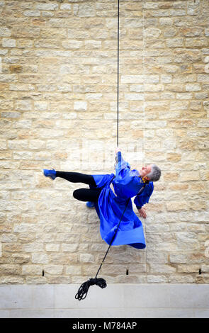 Oxford, UK. Mar 9, 2018. Dancin' Oxford gravité et légèreté de l'échelle d'Oxford façade de neuf Centre Commercial Westgate dans un petit aperçu de leurs performances pour Dancin'Oxford ce weekend. ( 10 mars 2018 au 11 mars 2018. Samedi 12h10, 13h30, 3h00 Dimanche 12h30, 2h00) Richard Cave 09.03.18 Crédit : TCC/Alamy Live News Banque D'Images