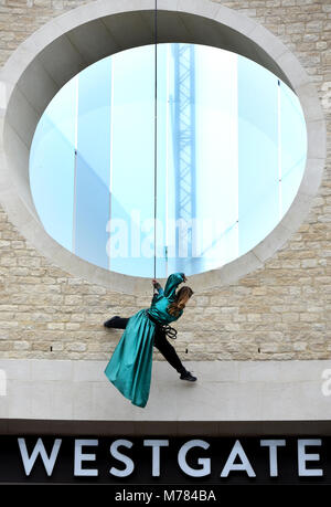 Oxford, UK. Mar 9, 2018. Dancin' Oxford gravité et légèreté de l'échelle d'Oxford façade de neuf Centre Commercial Westgate dans un petit aperçu de leurs performances pour Dancin'Oxford ce weekend. ( 10 mars 2018 au 11 mars 2018. Samedi 12h10, 13h30, 3h00 Dimanche 12h30, 2h00) Richard Cave 09.03.18 Crédit : TCC/Alamy Live News Banque D'Images