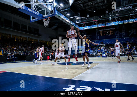 8 mars, 2018 - Moscou, dans la région de Moscou, Russie - Kaleb Tarczewski, # 15 d'Armani Milan skies pour un rebond contre Malcolm Thomas, # 23 de Khimki Moscou au cours de la Turkish Airlines Euroleague 2017-2018 Saison régulière 25 Ronde match entre Khimki Moscou et AX Armani Exchange Olimpia Milan. AX Armani Exchange Olimpia Milan a gagné 77-86 sur la route plus de Khimki Moscow Region à l'arène 1,89. (Crédit Image : © Nicolas Muller/SOPA des images à l'aide de Zuma sur le fil) Banque D'Images