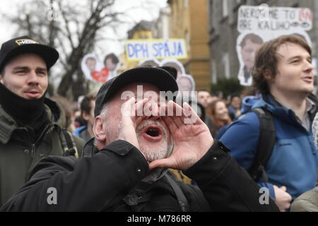 Prague, République tchèque. 09Th Mar, 2018. Les gens crient des slogans lors de la manifestation pour l'enquête indépendante et approfondie du meurtre de journaliste Slovaque Jan Kuciak et sa fiancée et de la création de nouveaux gouvernement digne de l'extérieur de l'ambassade slovaque en Slovaquie, Prague, République tchèque, le 9 mars 2018. Photo : CTK Michal Krumphanzl/Photo/Alamy Live News Banque D'Images