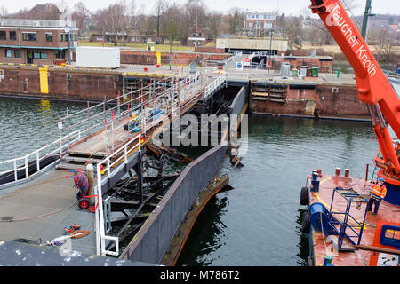 09 mars 2018, l'Allemagne, Kiel : les vannes dans le canal de Kiel sont sciés en deux avec l'aide d'une corde a vu. Un porte-conteneurs a heurté l'avant de la porte le 19 février 2018. Photo : Frank Molter/dpa Banque D'Images