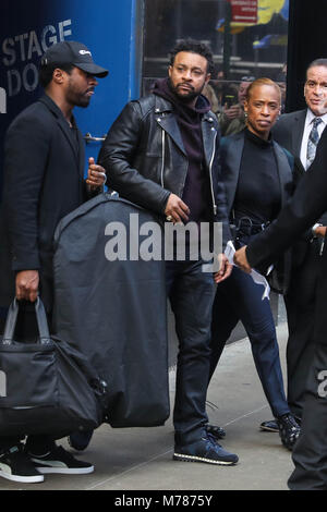 New York, New York, USA. Mar 9, 2018. Le chanteur jamaïcain Shaggy est vu quitter une émission ''Good Morning America'' à Manhattan dans la ville de New York aux États-Unis ce vendredi, 09. Crédit : William Volcov/ZUMA/Alamy Fil Live News Banque D'Images