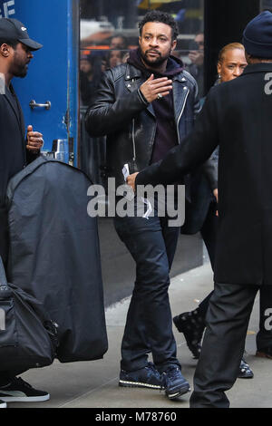 New York, New York, USA. Mar 9, 2018. Le chanteur jamaïcain Shaggy est vu quitter une émission ''Good Morning America'' à Manhattan dans la ville de New York aux États-Unis ce vendredi, 09. Crédit : William Volcov/ZUMA/Alamy Fil Live News Banque D'Images