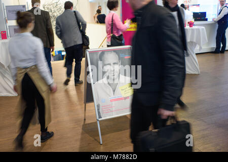 09 mars 2018, Allemagne, Berlin : un affichage publicitaire montrant le visage de Christoph Meyer, membre du Bundestag allemand, à la 84e conférence de l'État partie de la démocrate (FDP), Berlin. Photo : Gregor Fischer/dpa Banque D'Images